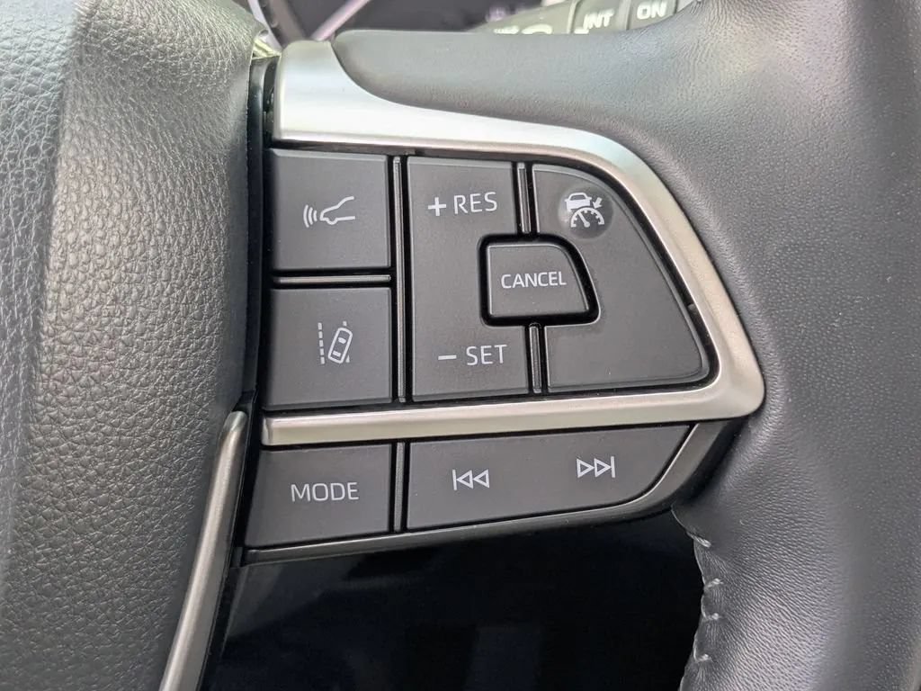 Used 2023 Toyota Highlander XLE FWD image 28