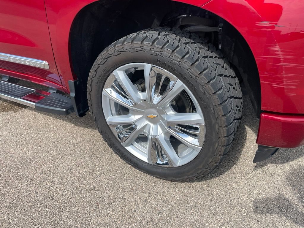 Used 2023 Chevrolet Silverado 1500 High Country w/ Technology Package AWD/4WD image 3