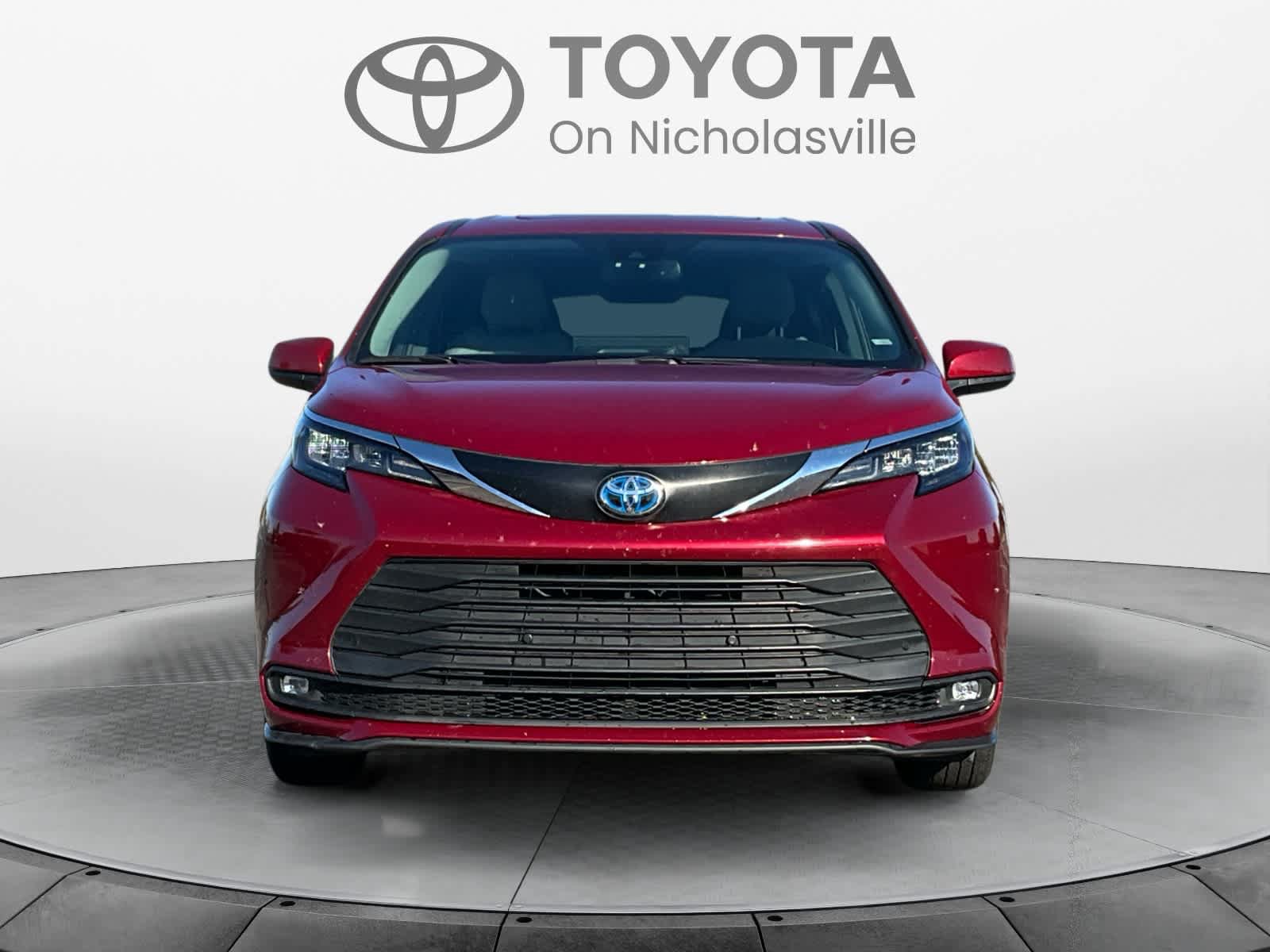 Used 2025 Toyota Sienna XLE FWD image 8