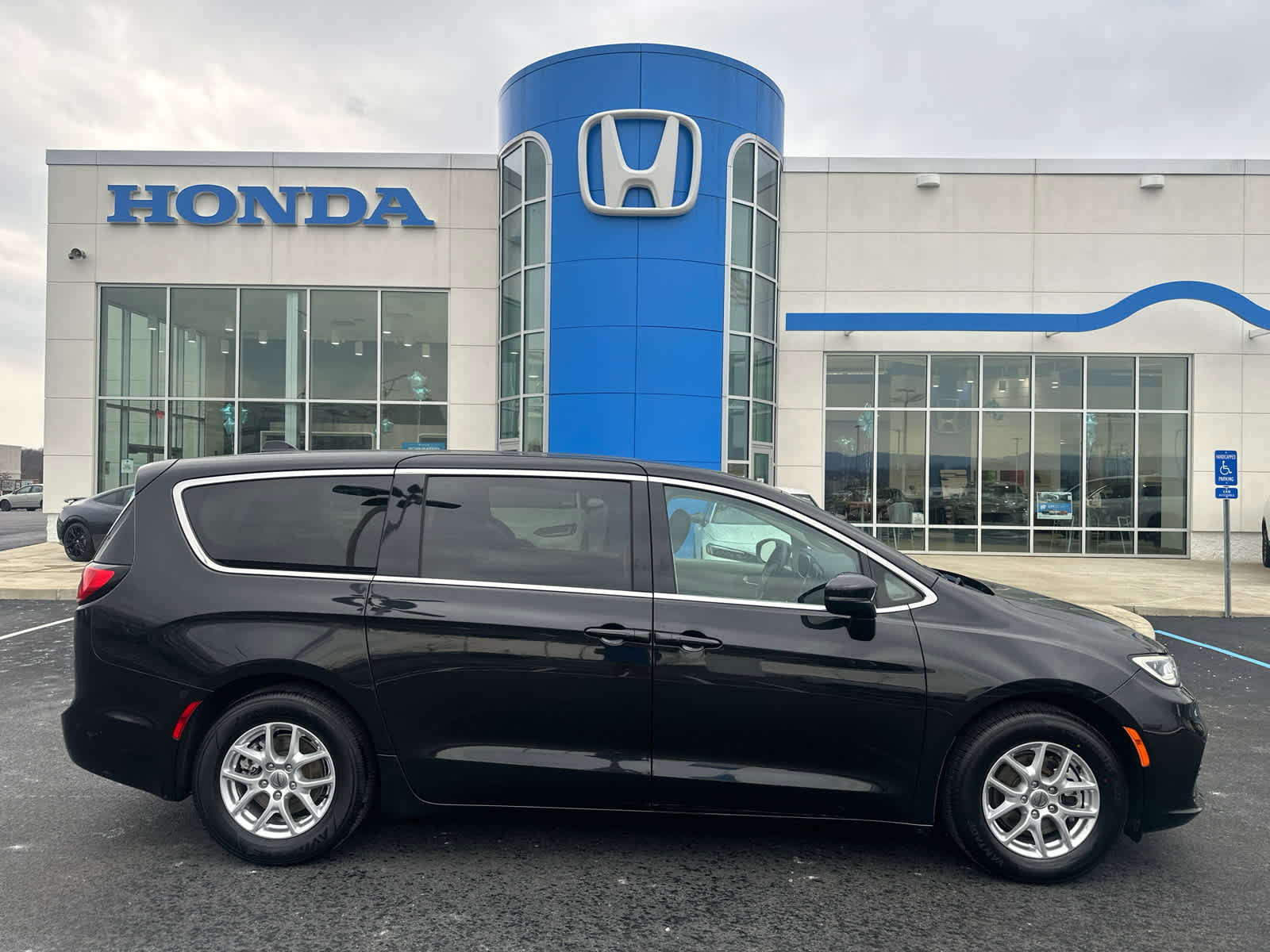 Used 2024 Chrysler Pacifica Touring-L image 2