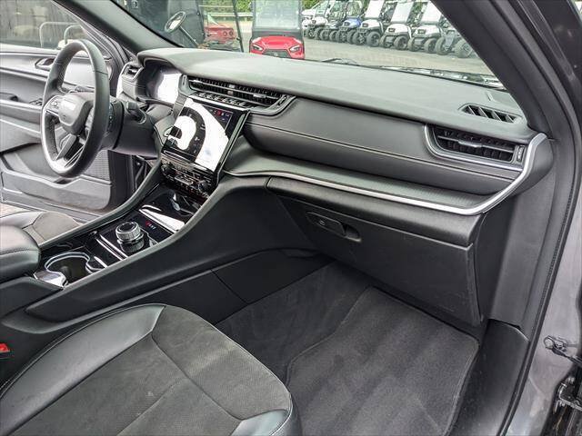 Used 2023 Jeep Grand Cherokee Altitude AWD/4WD image 21