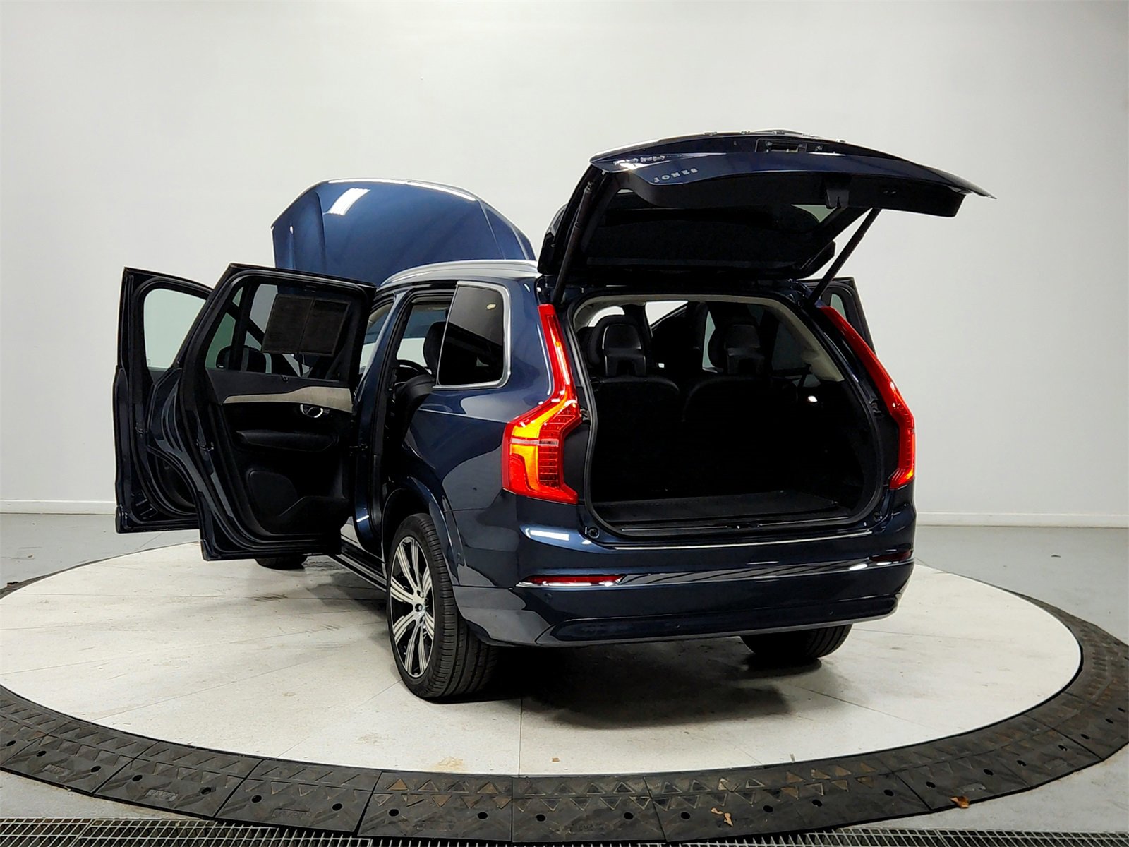 Used 2024 Volvo XC90 B6 Ultimate w/ Protection Package Premier image 14