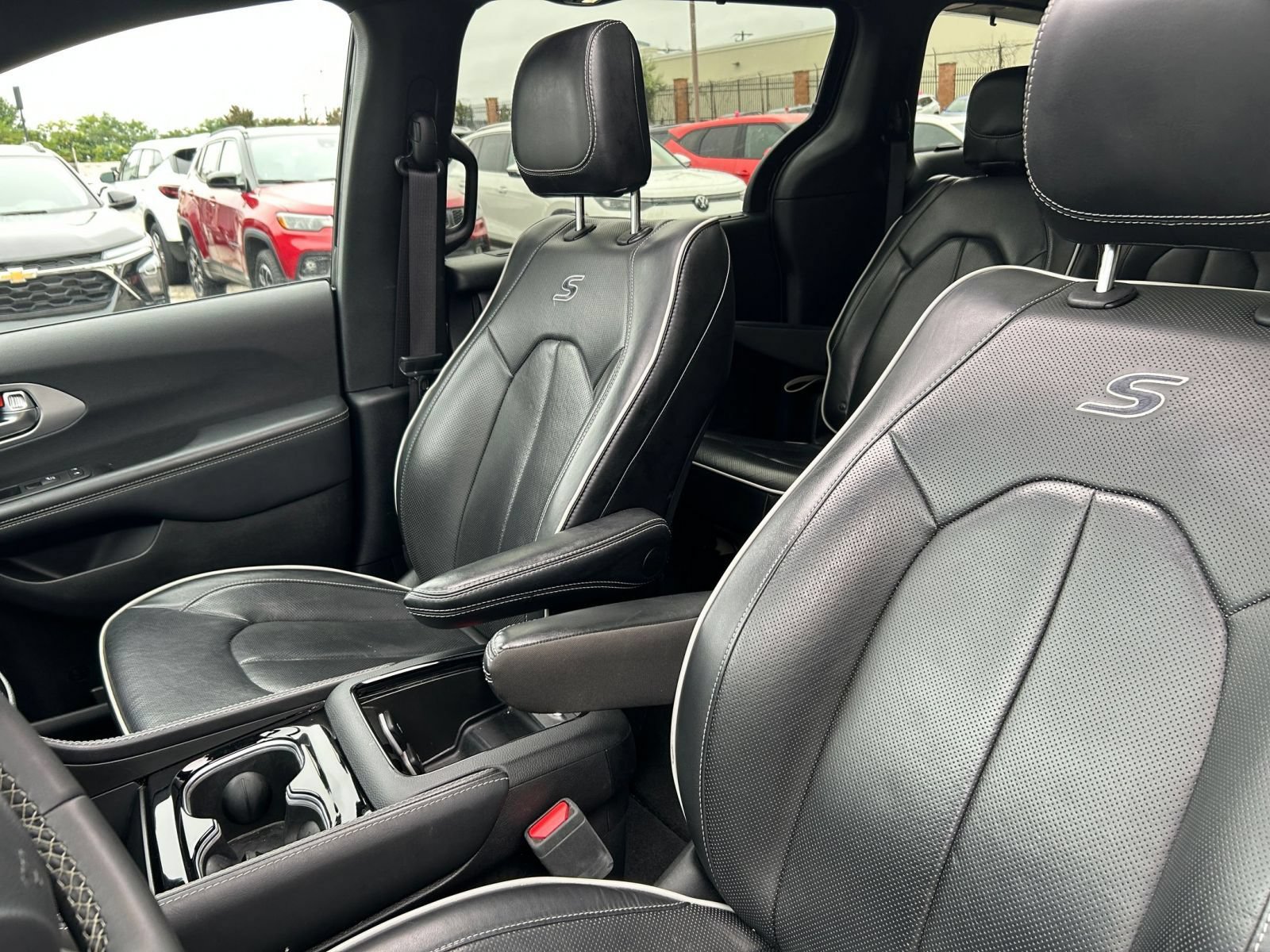 Used 2025 Chrysler Pacifica Limited FWD image 30