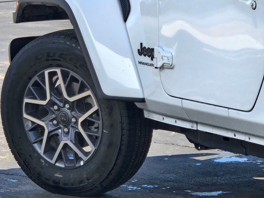 Used 2025 Jeep Wrangler Sahara image 15