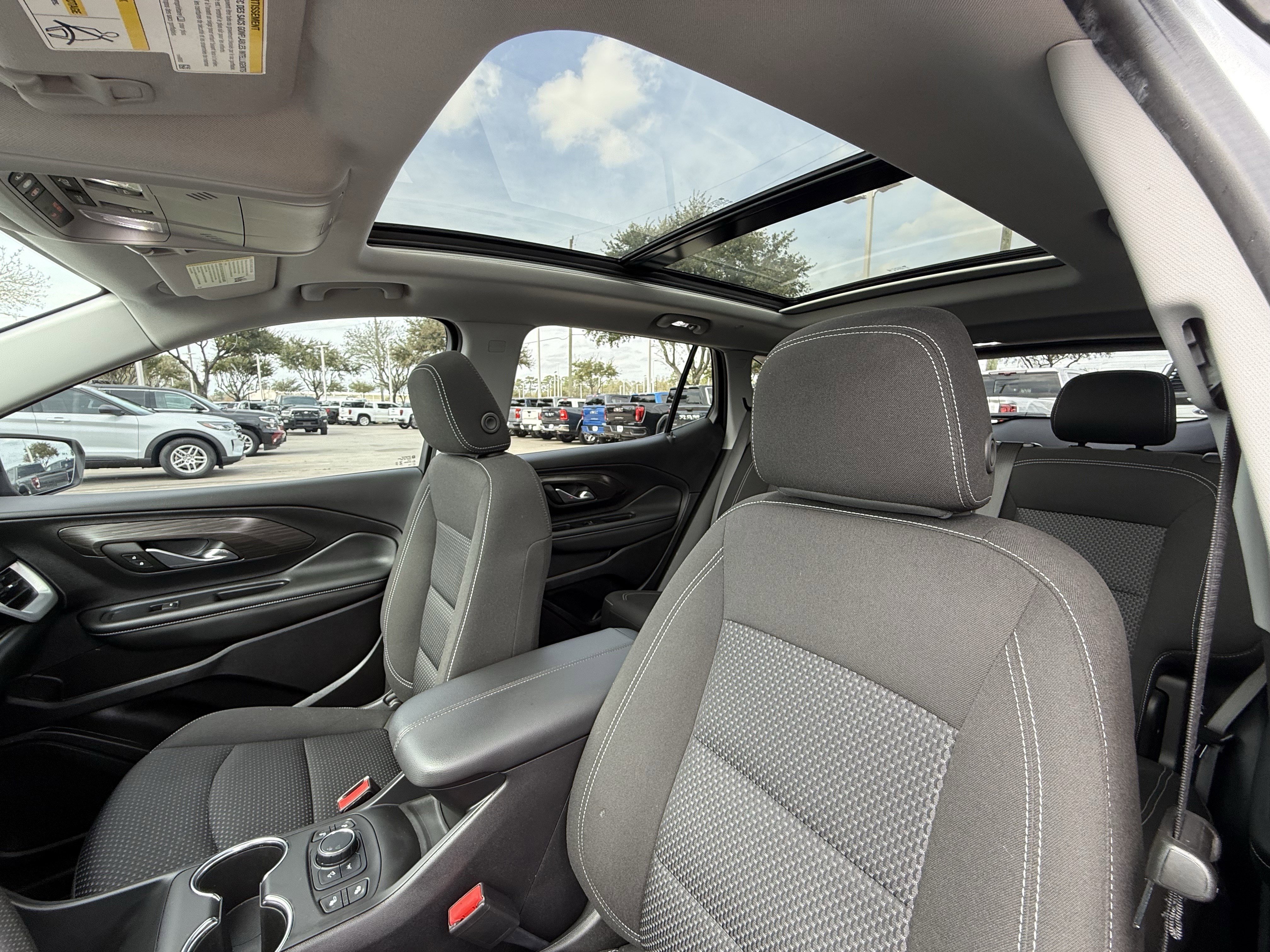 Used 2024 GMC Terrain SLE w/ Driver Convenience Package image 27