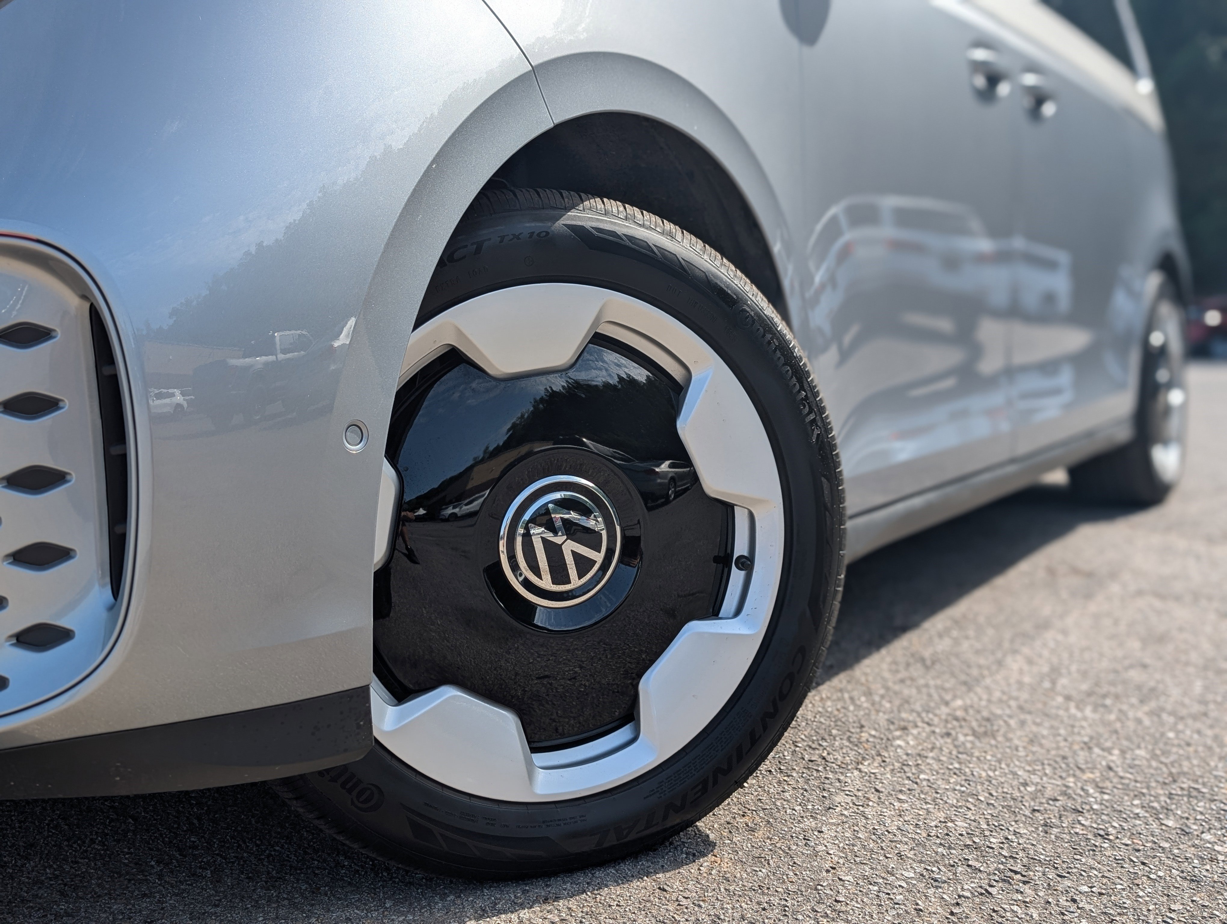 Used 2025 Volkswagen ID. Buzz Pro S Plus RWD image 37