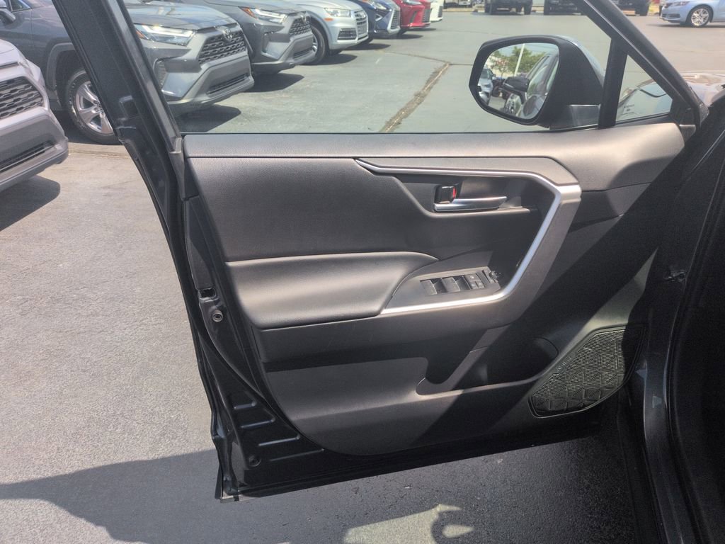 Used 2025 Toyota RAV4 XLE AWD/4WD image 10