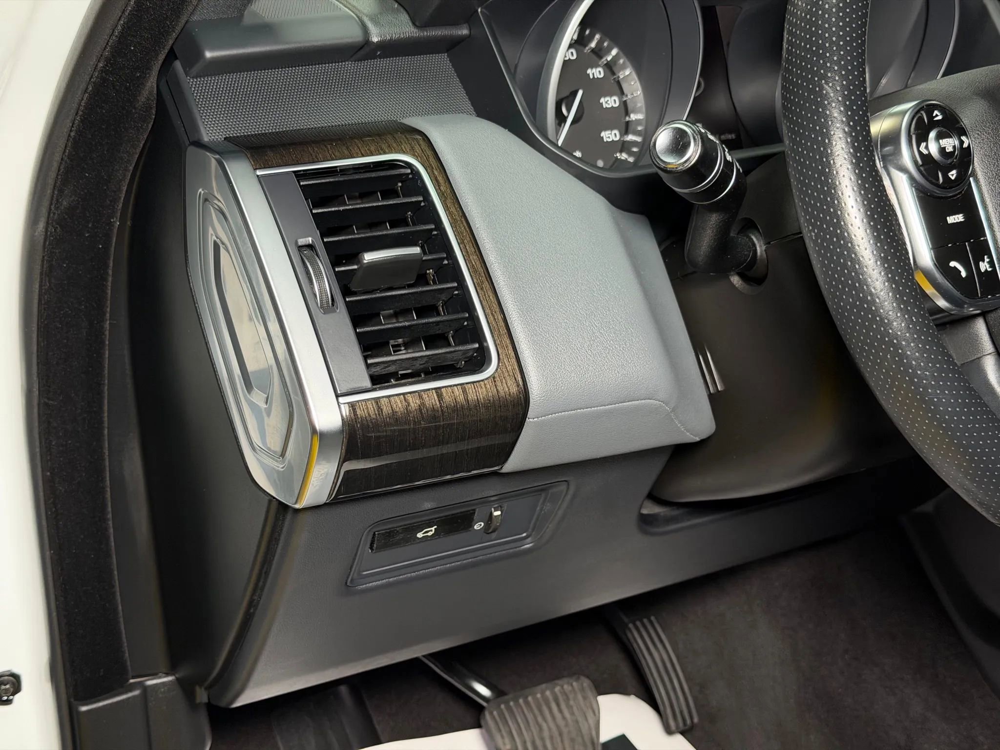 Used 2014 Land Rover Range Rover Sport SE image 37