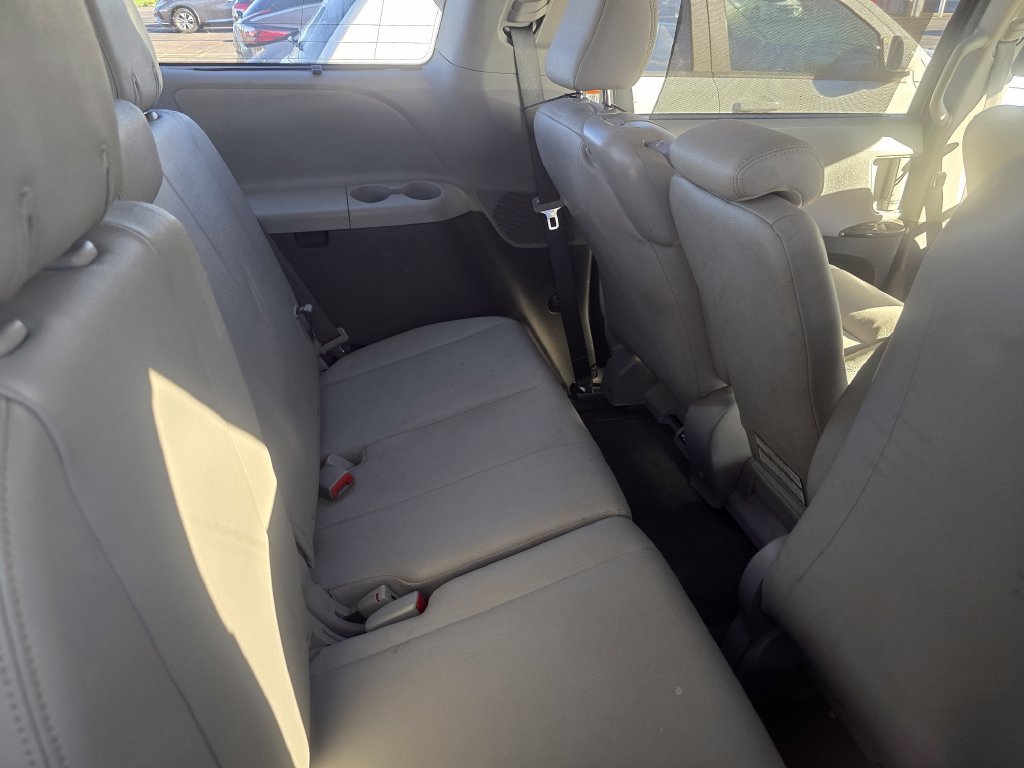Used 2020 Toyota Sienna XLE FWD image 12