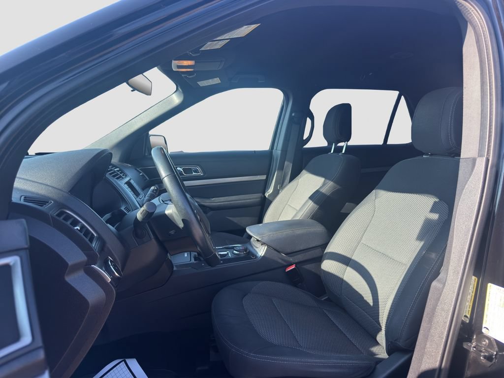 Used 2018 Ford Explorer XLT AWD/4WD image 9