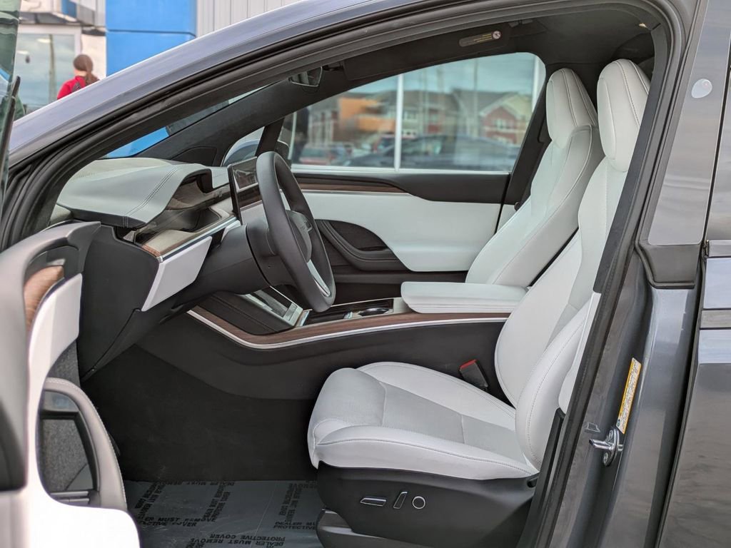 Used 2023 Tesla Model X image 2