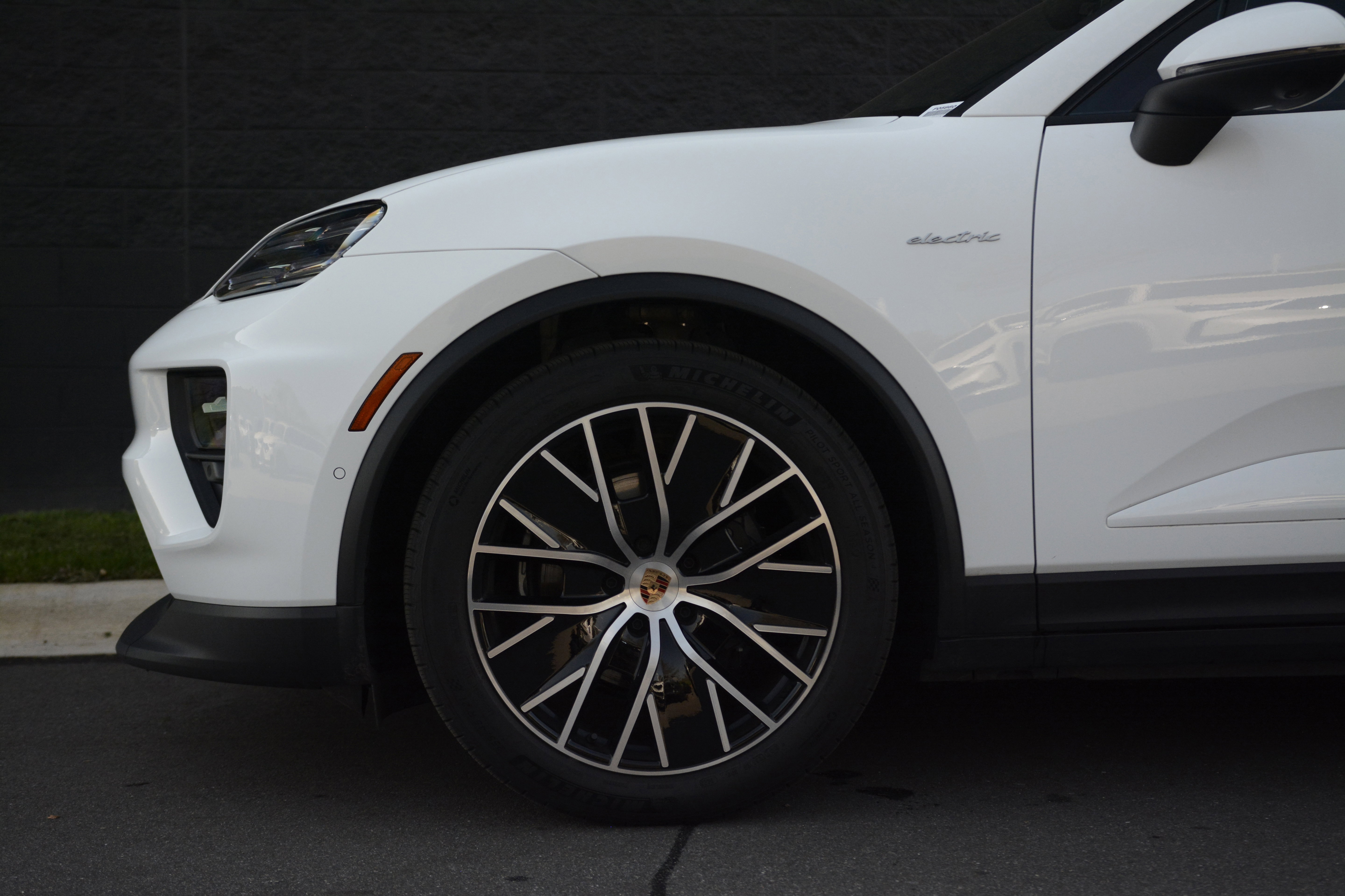 Certified 2025 Porsche Macan Electric image 40