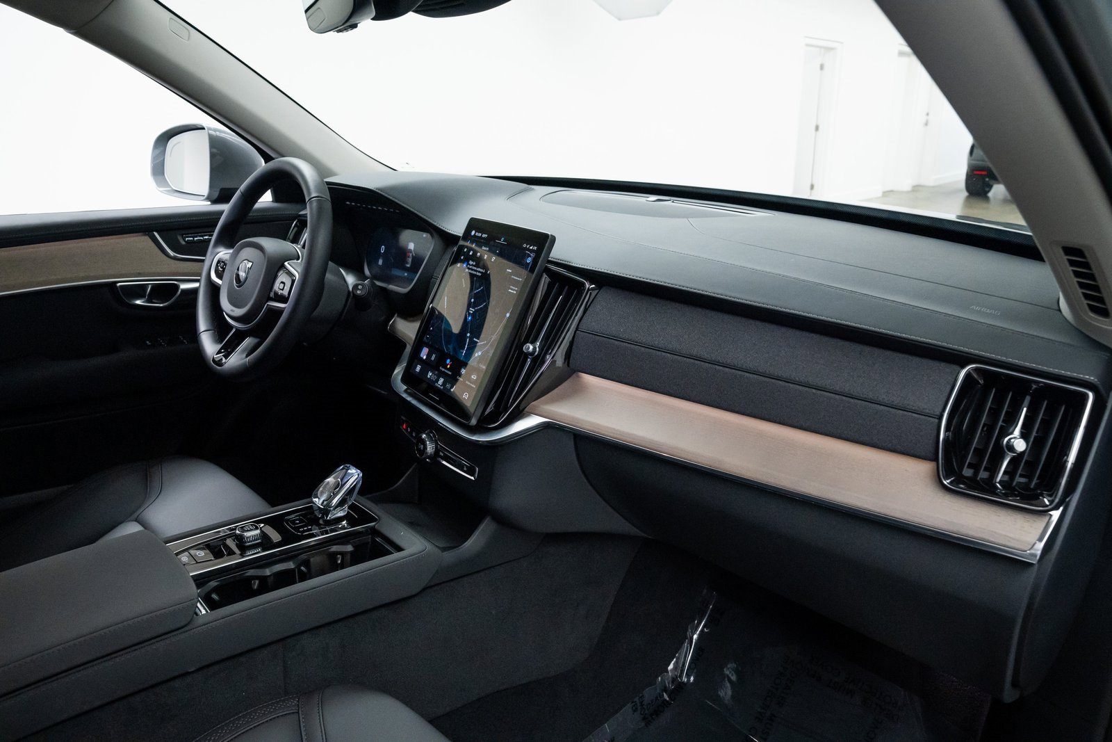 Used 2025 Volvo XC90 B6 Plus image 24