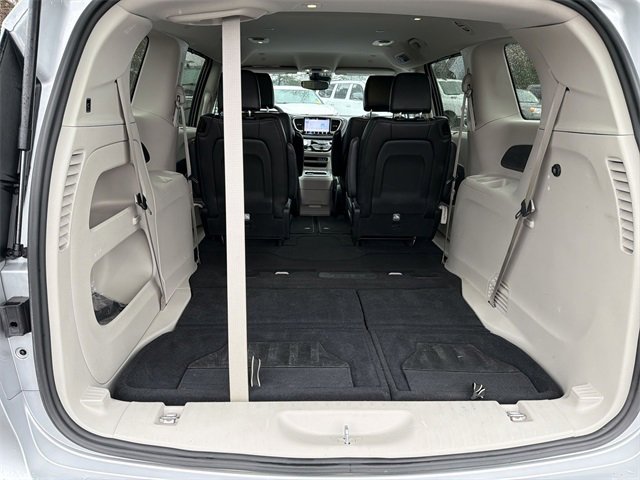 Used 2024 Chrysler Pacifica Touring-L image 38