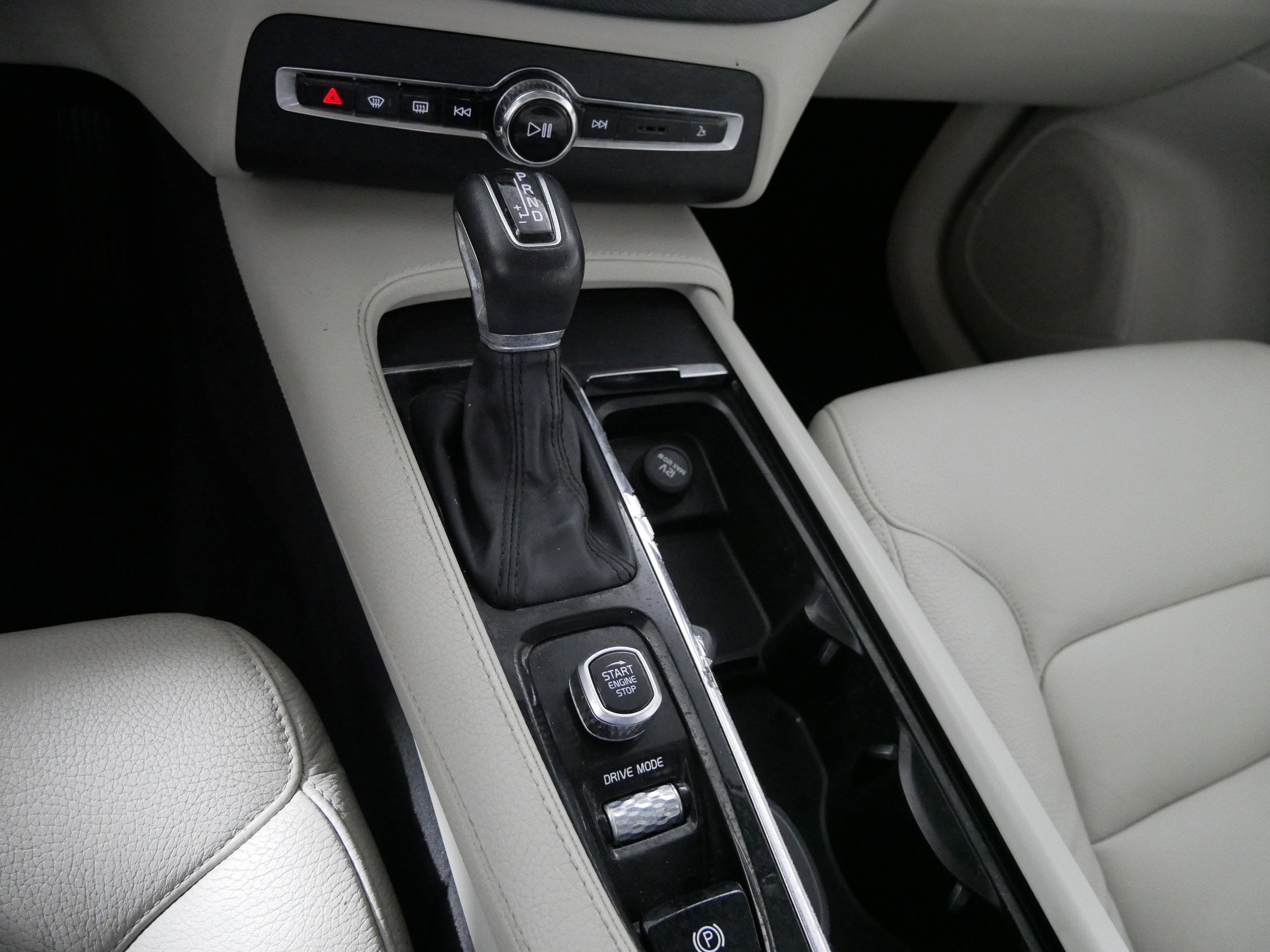 Used 2020 Volvo XC90 T6 Momentum image 24