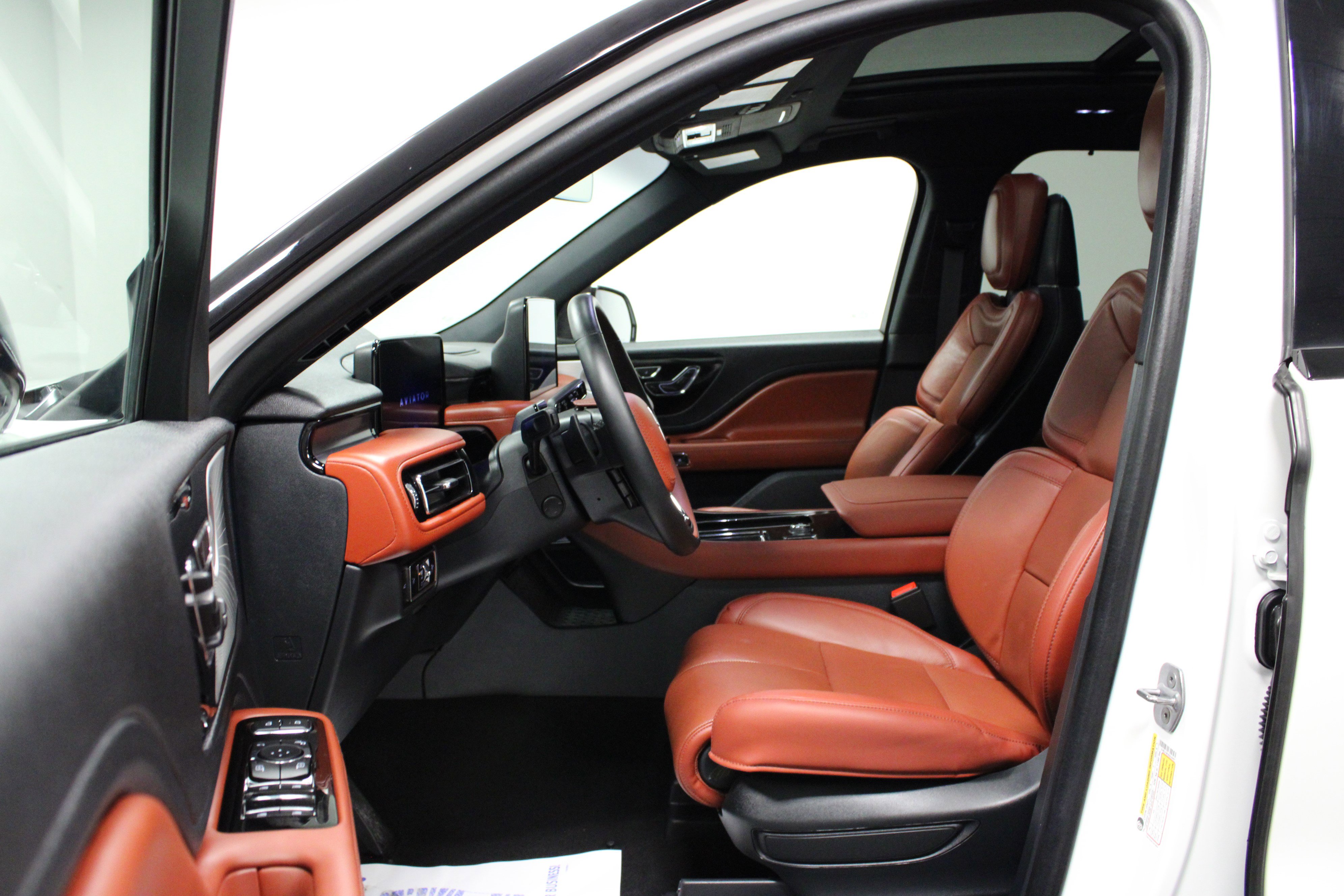 Used 2025 Lincoln Aviator Reserve w/ Luxury Package image 12