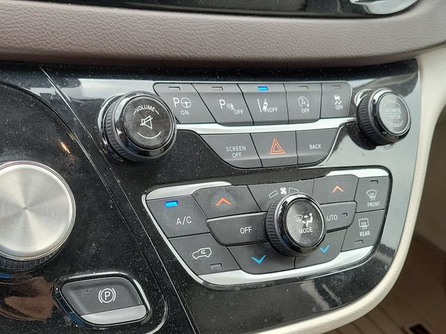 Used 2017 Chrysler Pacifica Touring-L Plus w/ Advanced Safetytec Group FWD image 17