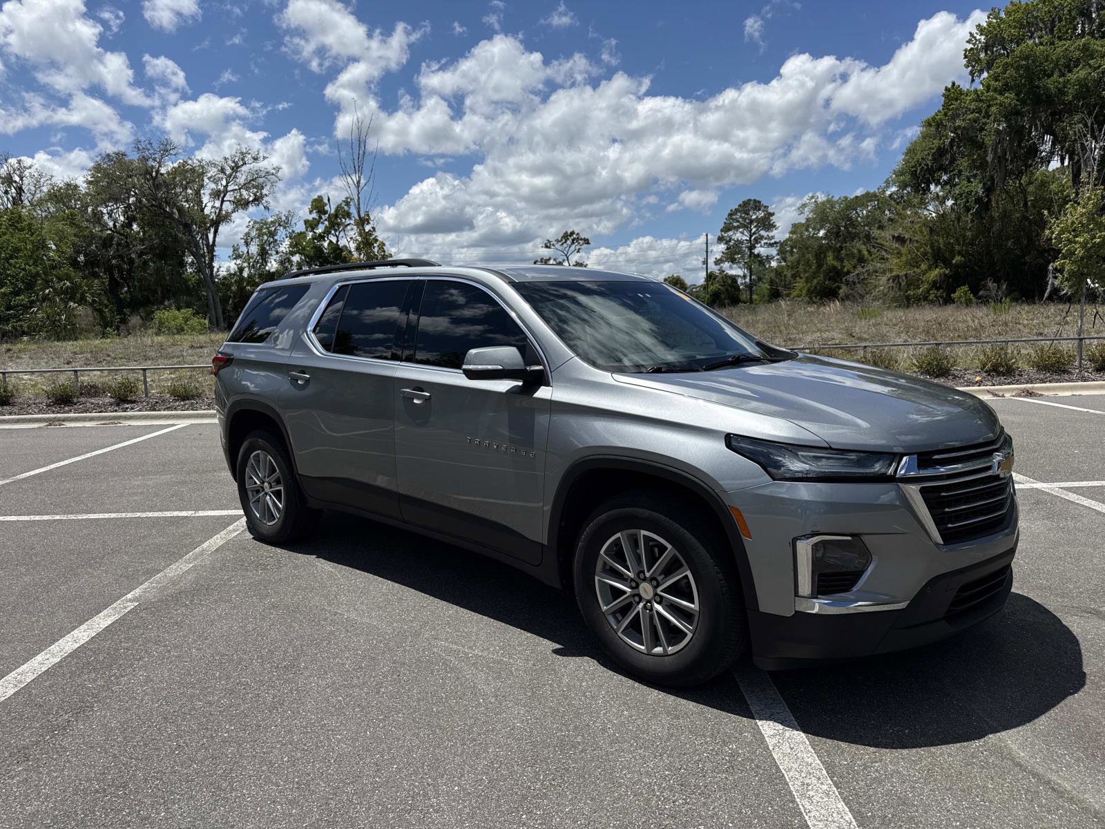 Used 2023 Chevrolet Traverse LT image 1