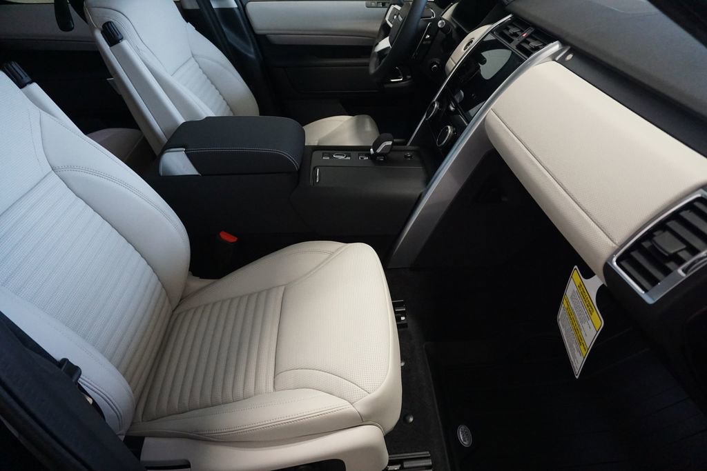 New 2025 Land Rover Discovery Dynamic SE image 23