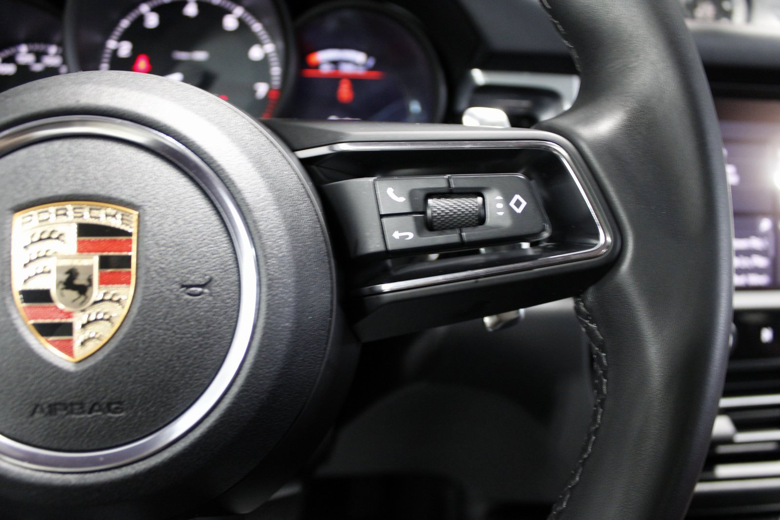 Certified 2025 Porsche Macan image 29