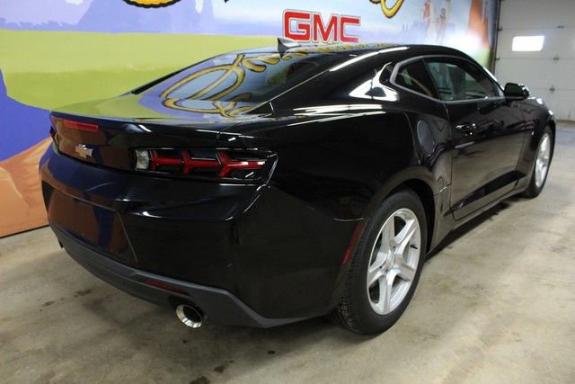 Used 2016 Chevrolet Camaro LT w/ Technology Package RWD image 4