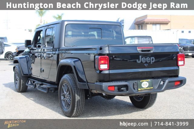 Used 2025 Jeep Gladiator Sport image 3