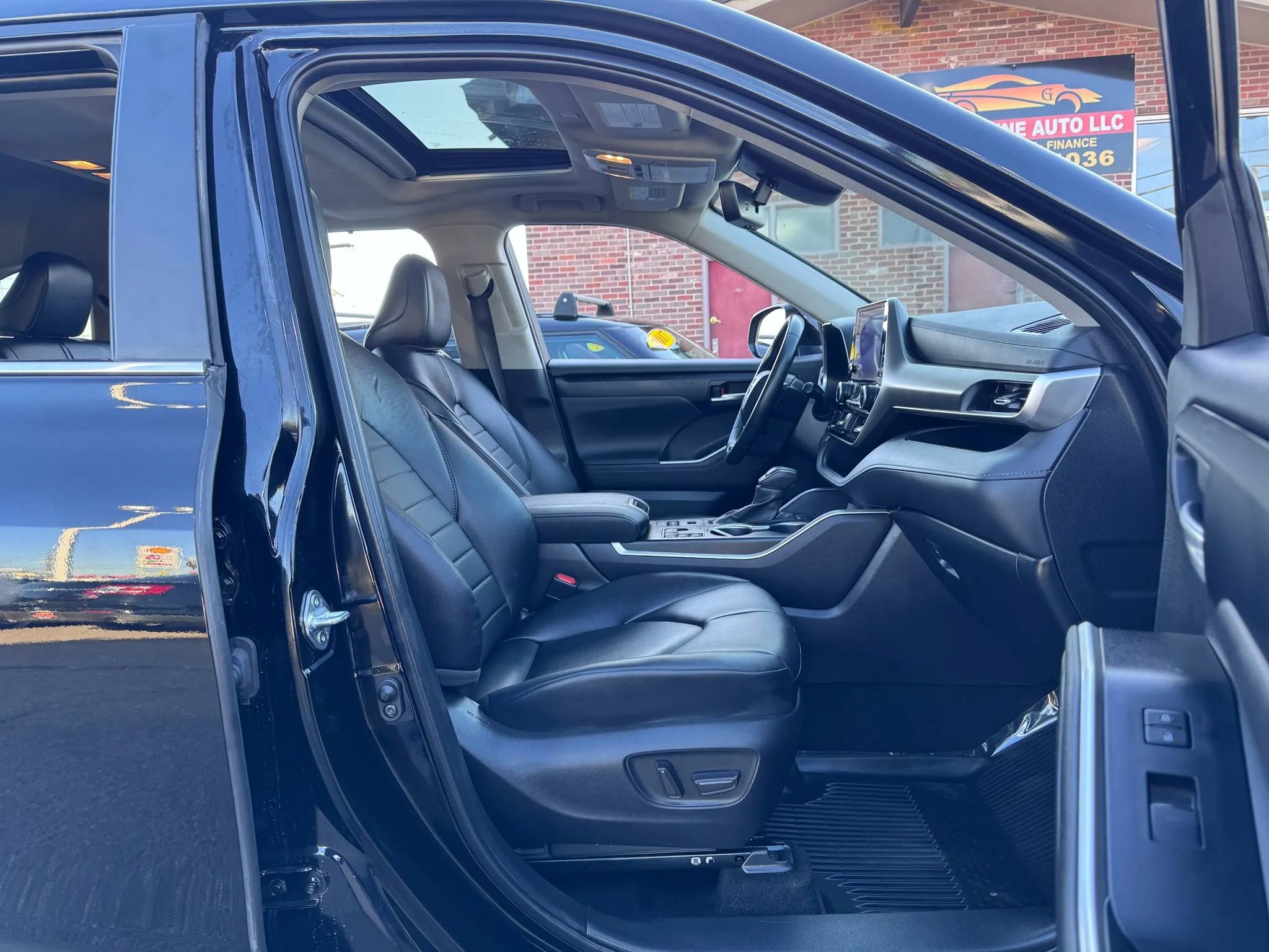 Used 2024 Toyota Highlander XLE image 18