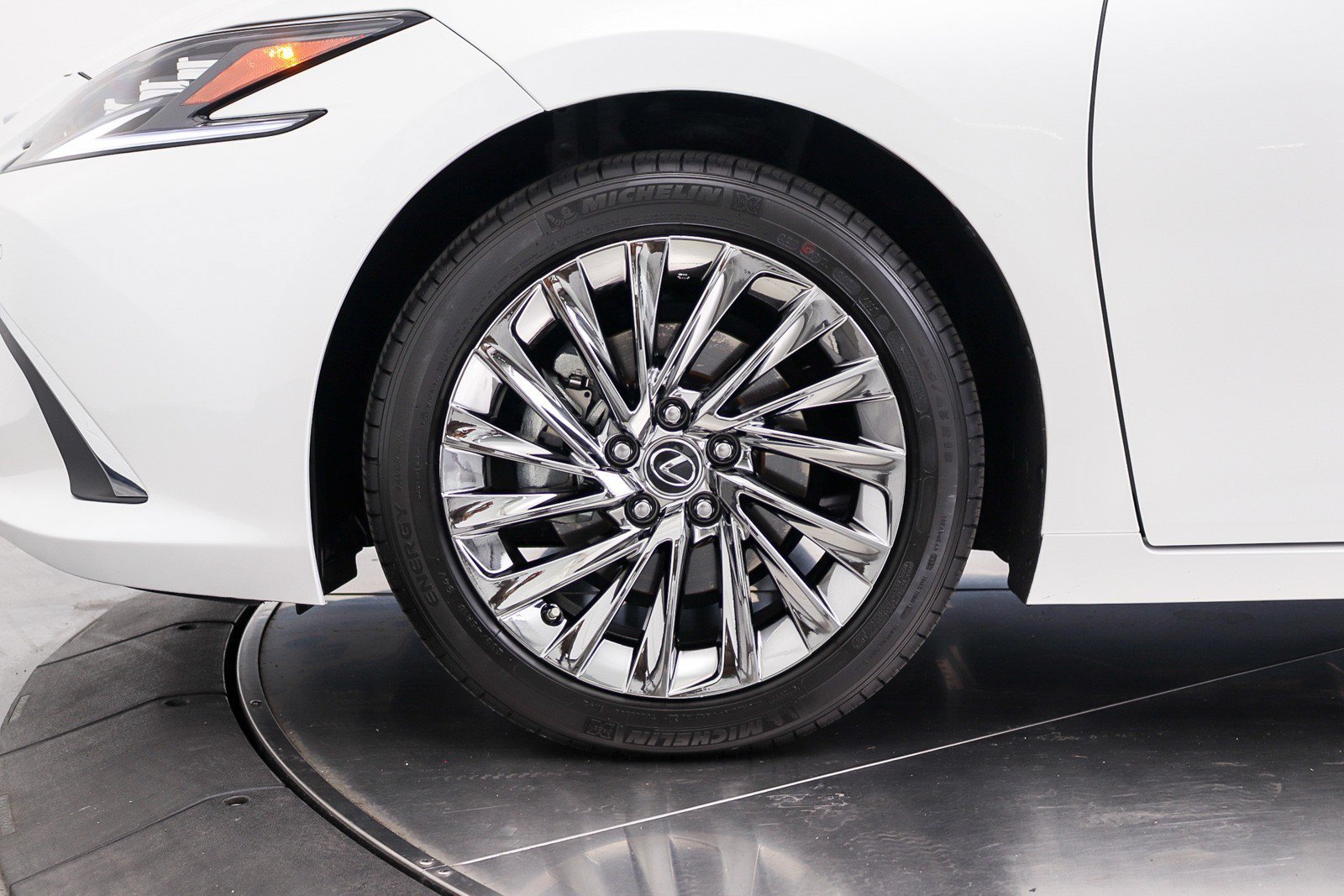 Used 2024 Lexus ES 300h w/ Luxury Package FWD image 14
