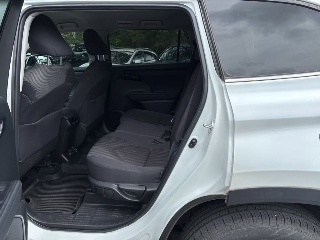 Used 2022 Toyota Highlander L FWD image 4