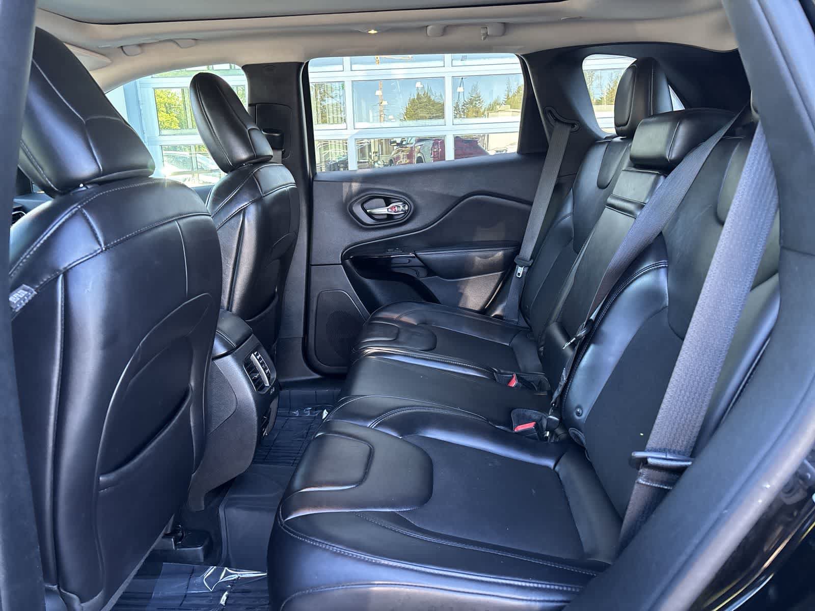 Used 2019 Jeep Cherokee Latitude Plus AWD/4WD image 6