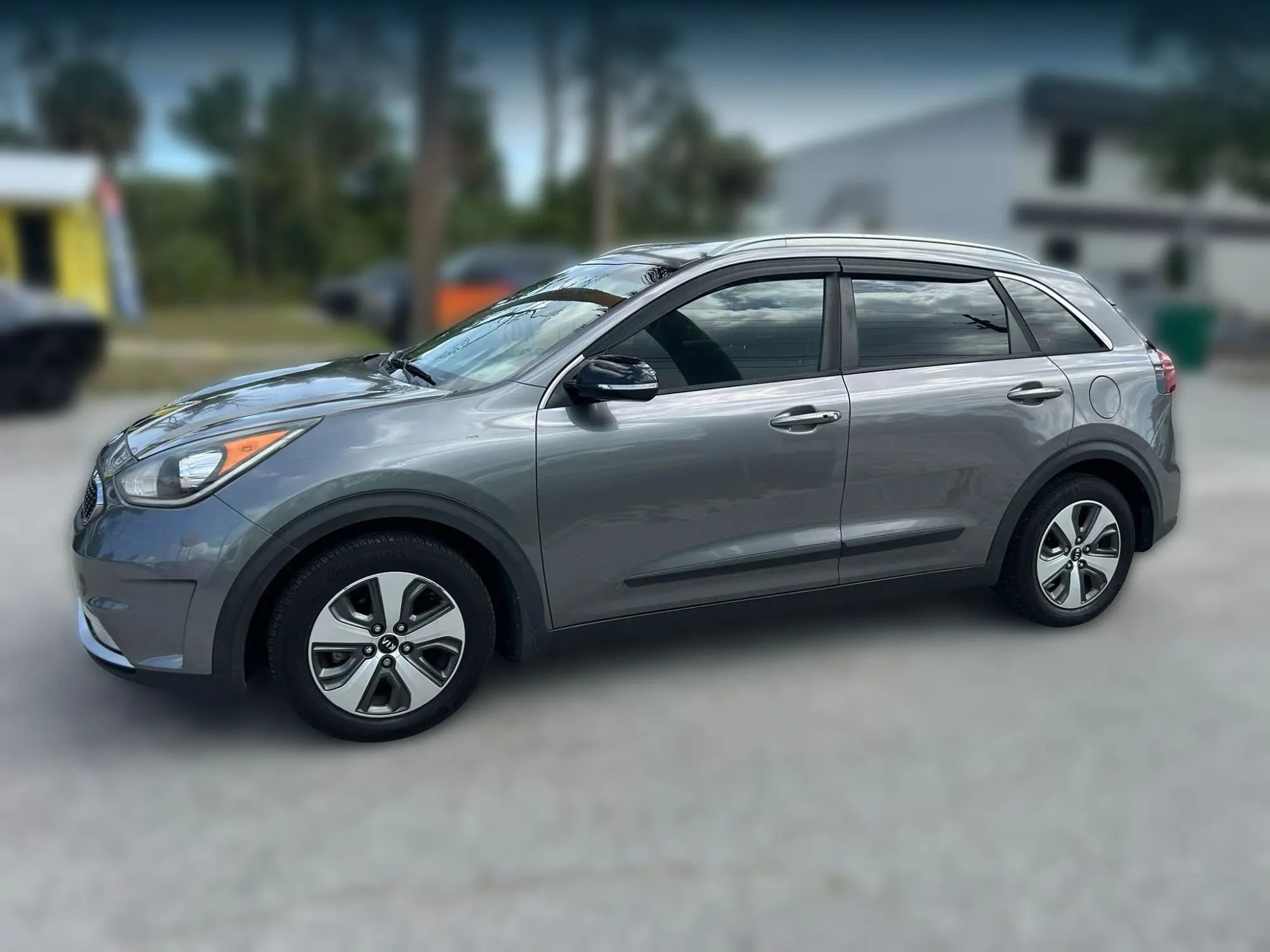 Used 2017 Kia Niro EX FWD image 2