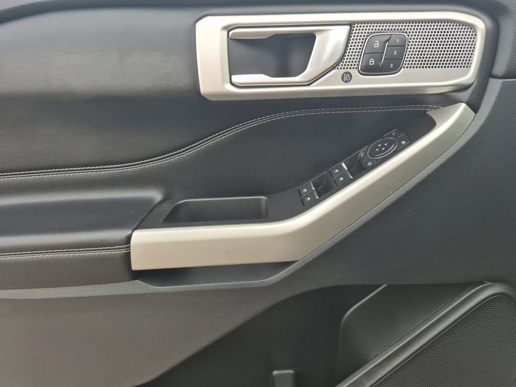 Used 2022 Ford Explorer Limited w/ Equipment Group 301A image 7