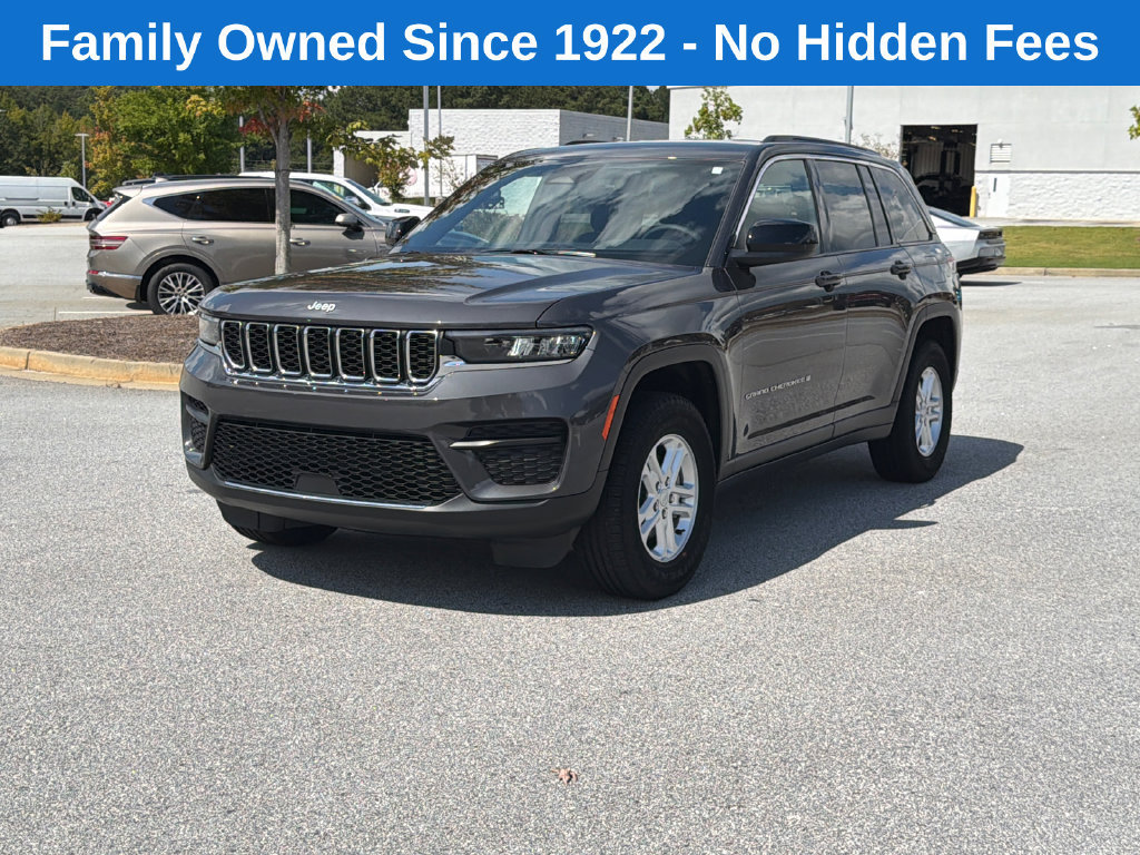 Used 2025 Jeep Grand Cherokee Laredo w/ Trailer Tow Package AWD/4WD image 3