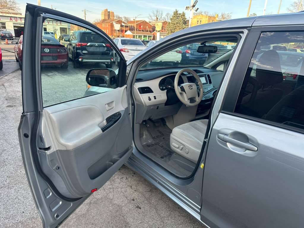 Used 2014 Toyota Sienna LE FWD image 9