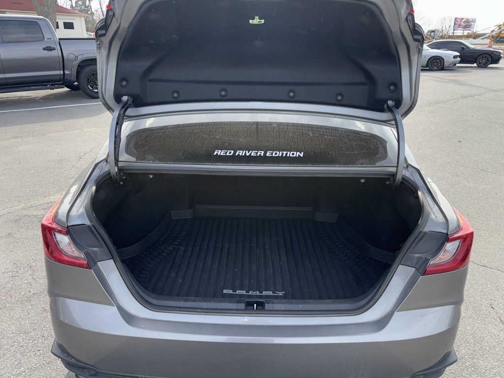 Used 2025 Toyota Camry SE image 4