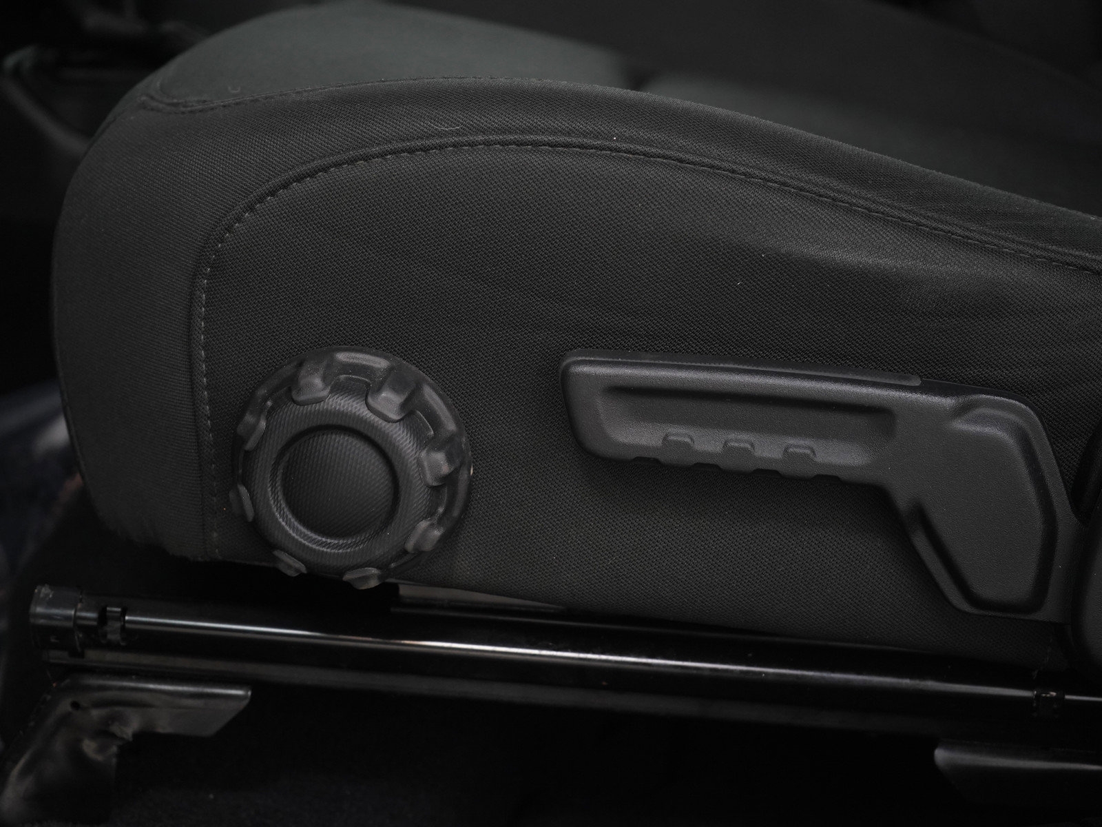 Used 2018 Jeep Wrangler Unlimited Sahara w/ Cold Weather Group image 27