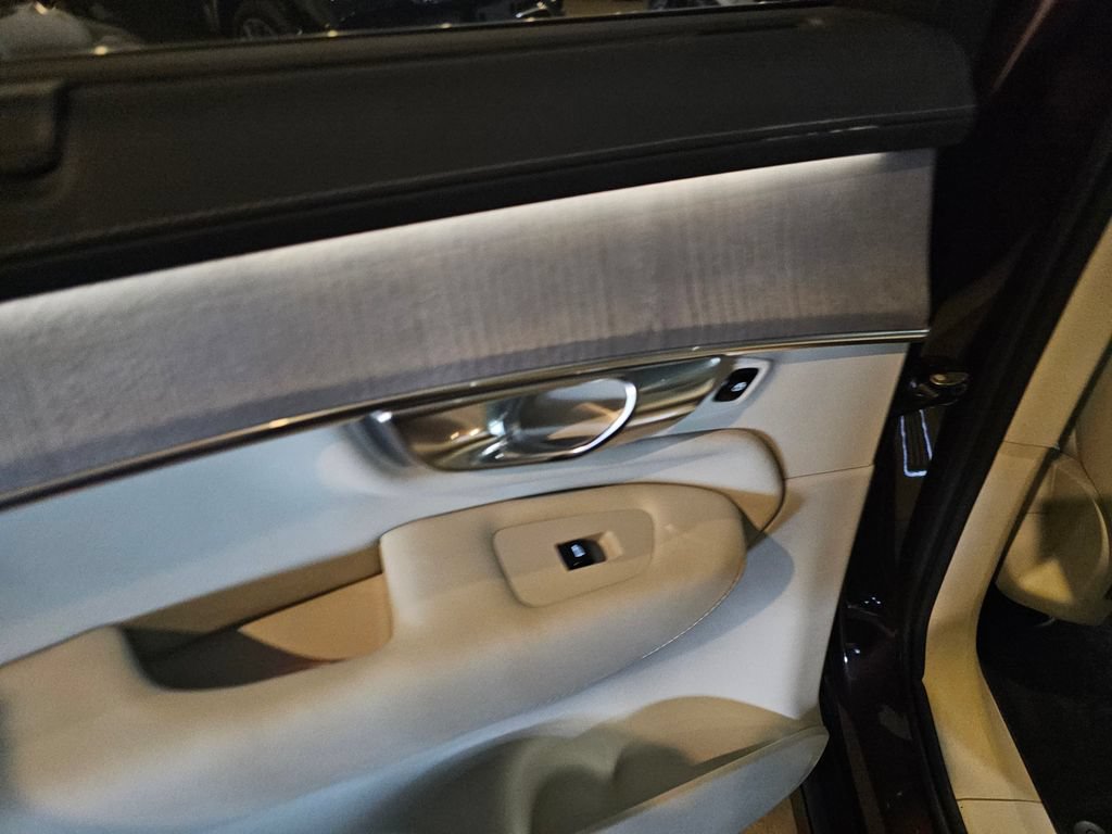 Certified 2025 Volvo XC90 T8 Ultra AWD/4WD image 15