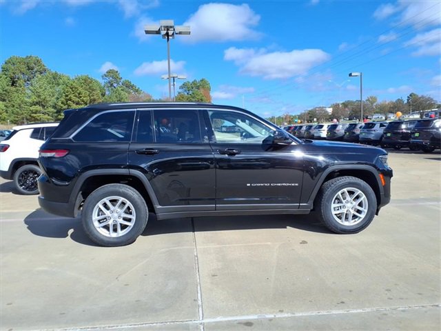 Used 2023 Jeep Grand Cherokee Laredo image 2