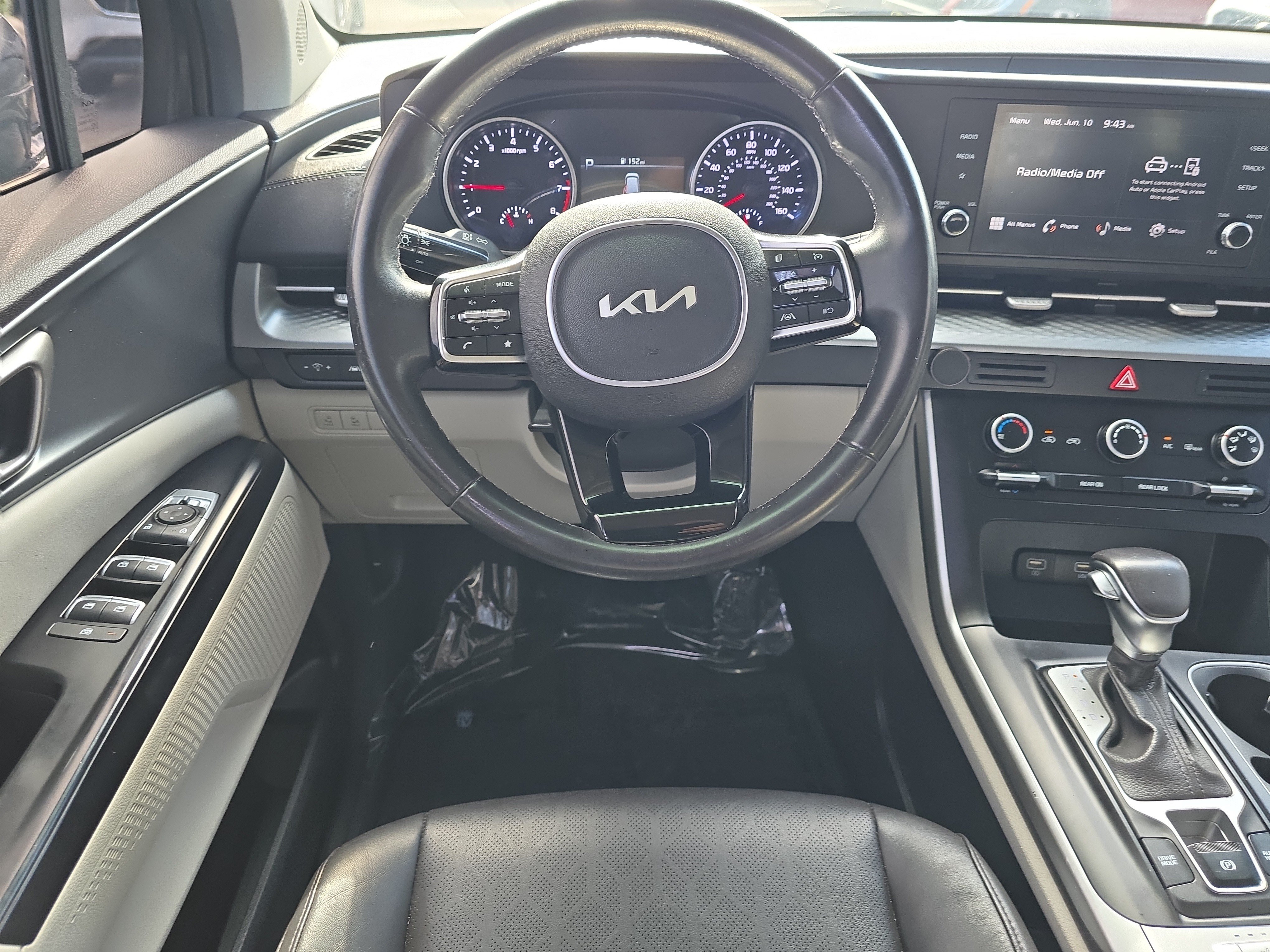 Used 2023 Kia Carnival LX FWD image 13