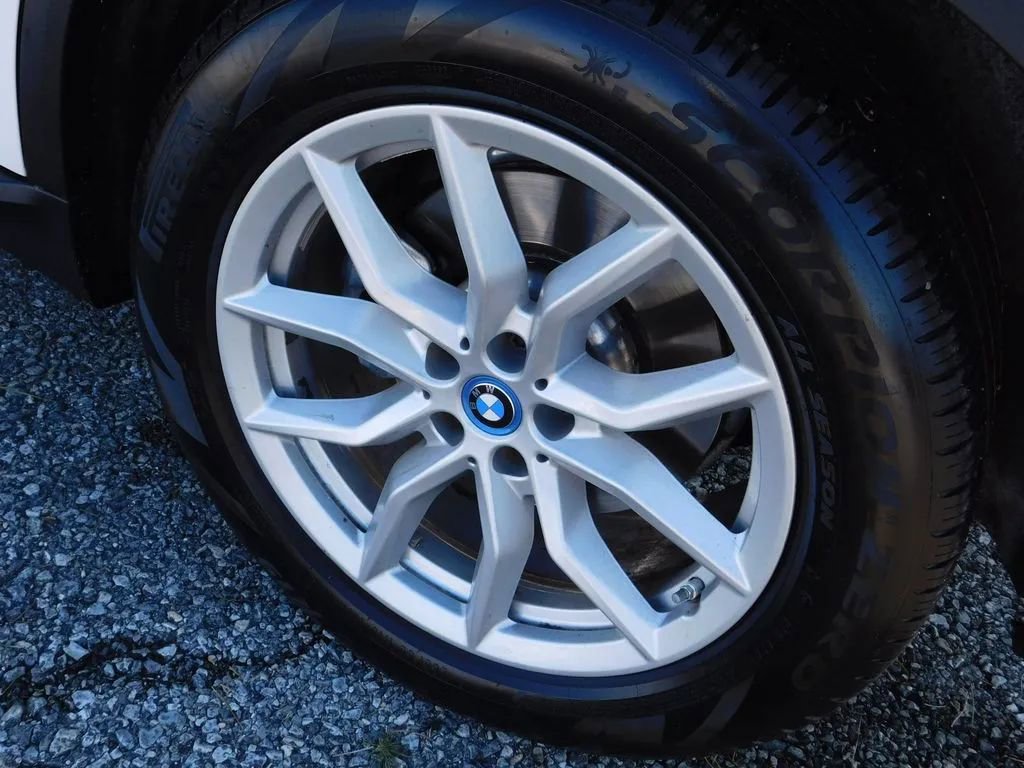 Used 2022 BMW X5 xDrive45e w/ Climate Comfort Package image 8