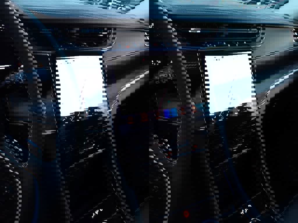 Used 2023 Jeep Grand Cherokee L Limited w/ Black Appearance Package image 13