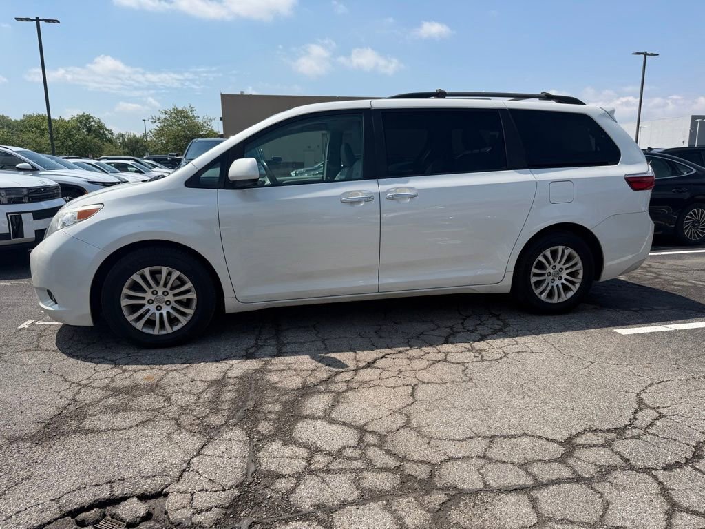 Used 2017 Toyota Sienna XLE Premium FWD image 1