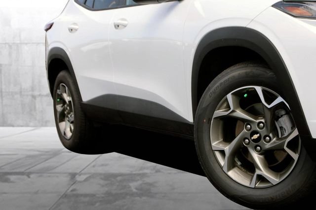 Used 2025 Chevrolet Trax LT w/ LT Convenience Package FWD image 3