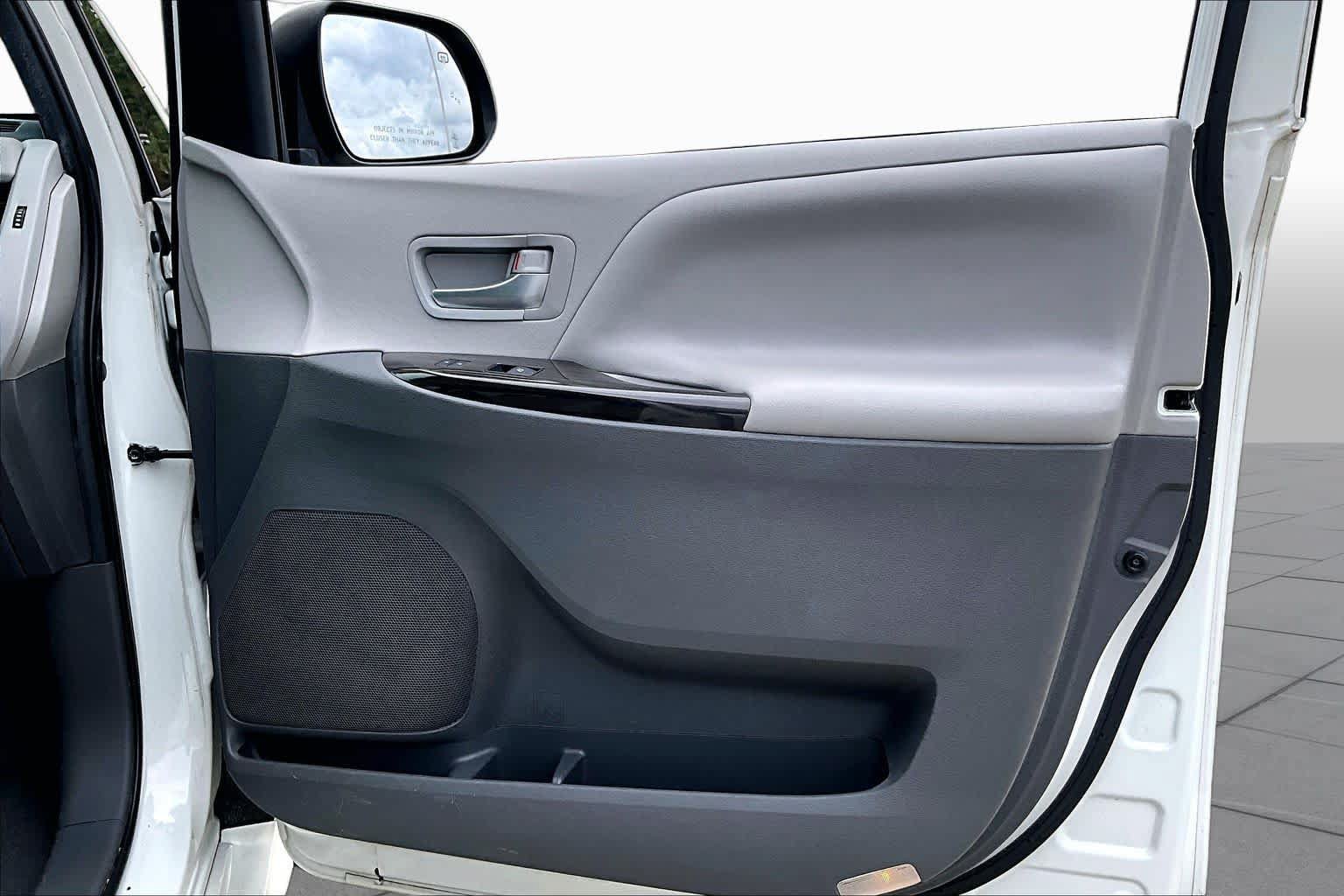 Used 2020 Toyota Sienna XLE Premium FWD image 21