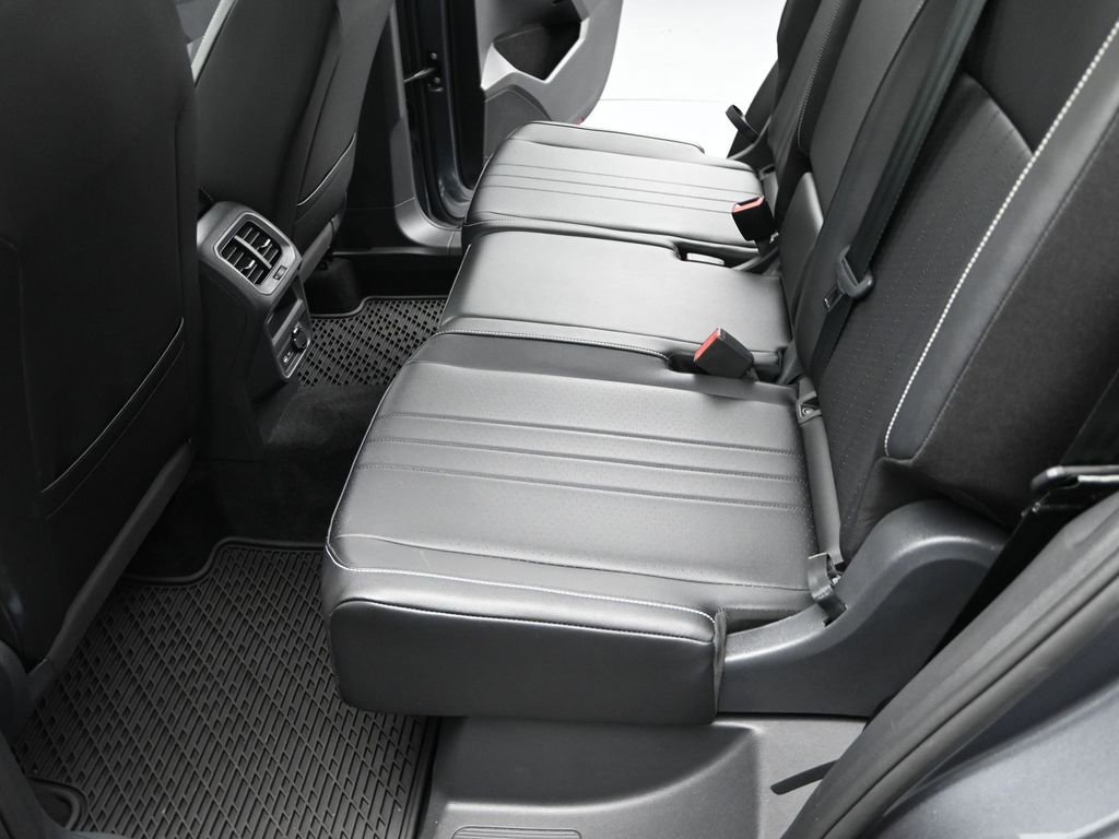 Used 2024 Volkswagen Tiguan SE R-Line image 14