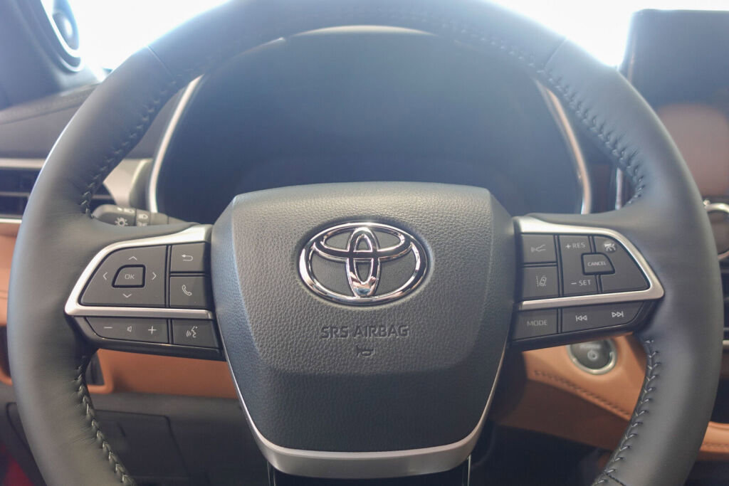 New 2026 Toyota Highlander Platinum image 17