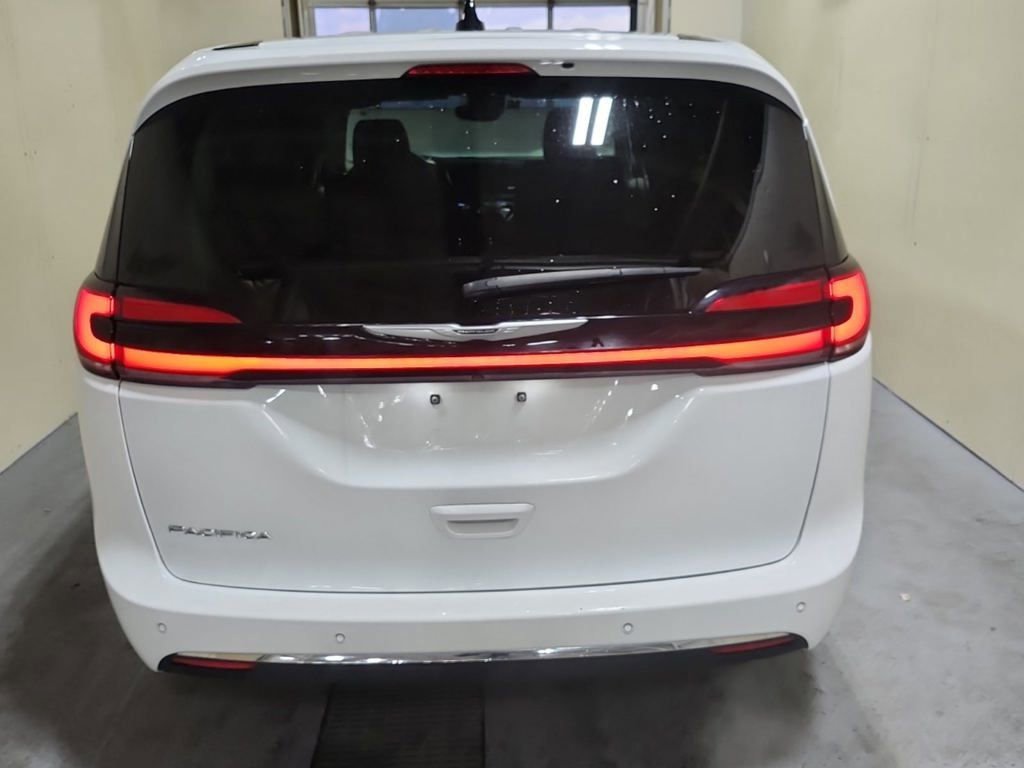 Used 2023 Chrysler Pacifica Touring-L FWD image 4