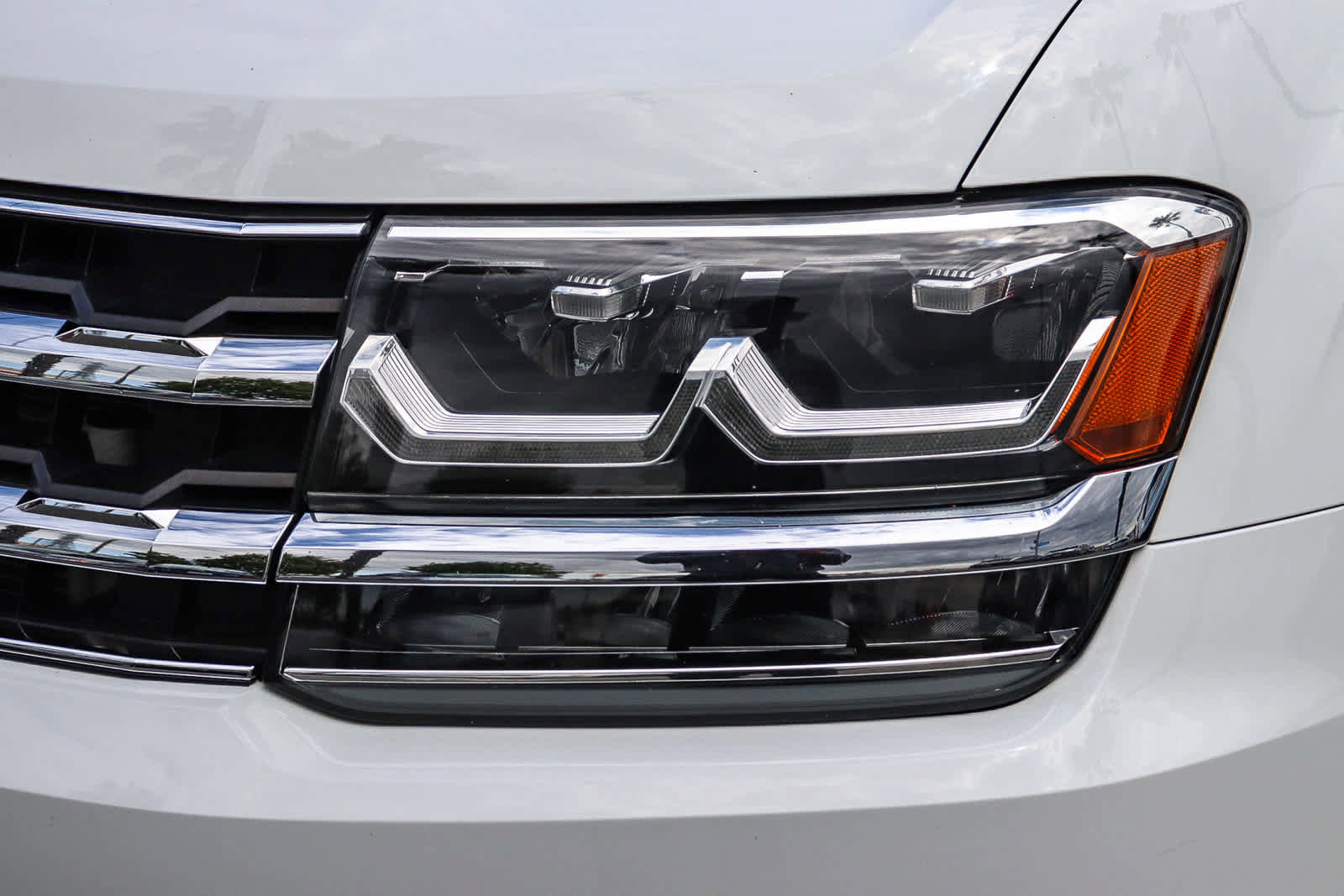 Used 2019 Volkswagen Atlas SEL R-Line FWD image 2