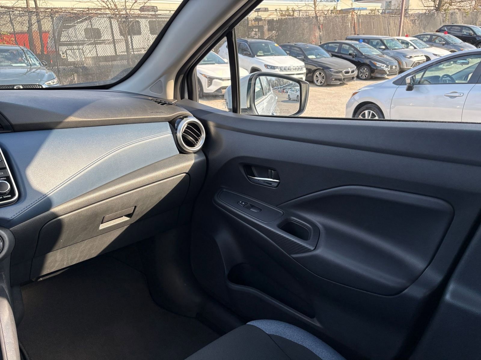 Used 2025 Nissan Versa SV FWD image 33