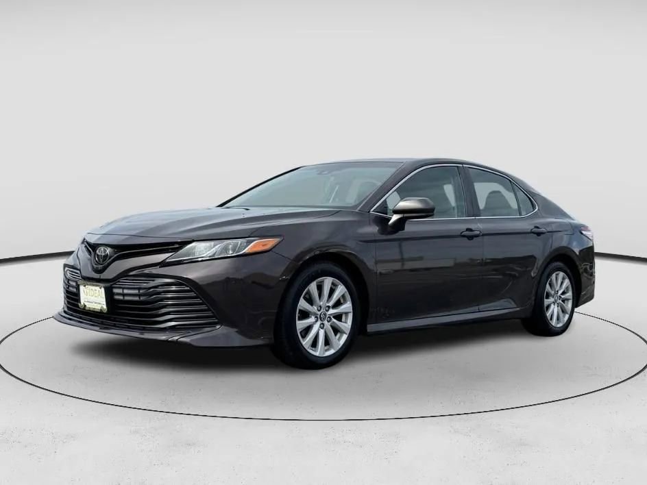 Used 2018 Toyota Camry LE image 3